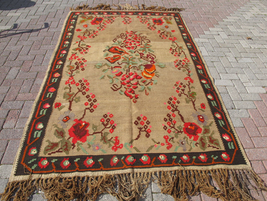 Vintage Turkish Nomadic Kilim Rug - Natural Wool - 5'4'' x 8'4'' (165x255cm)