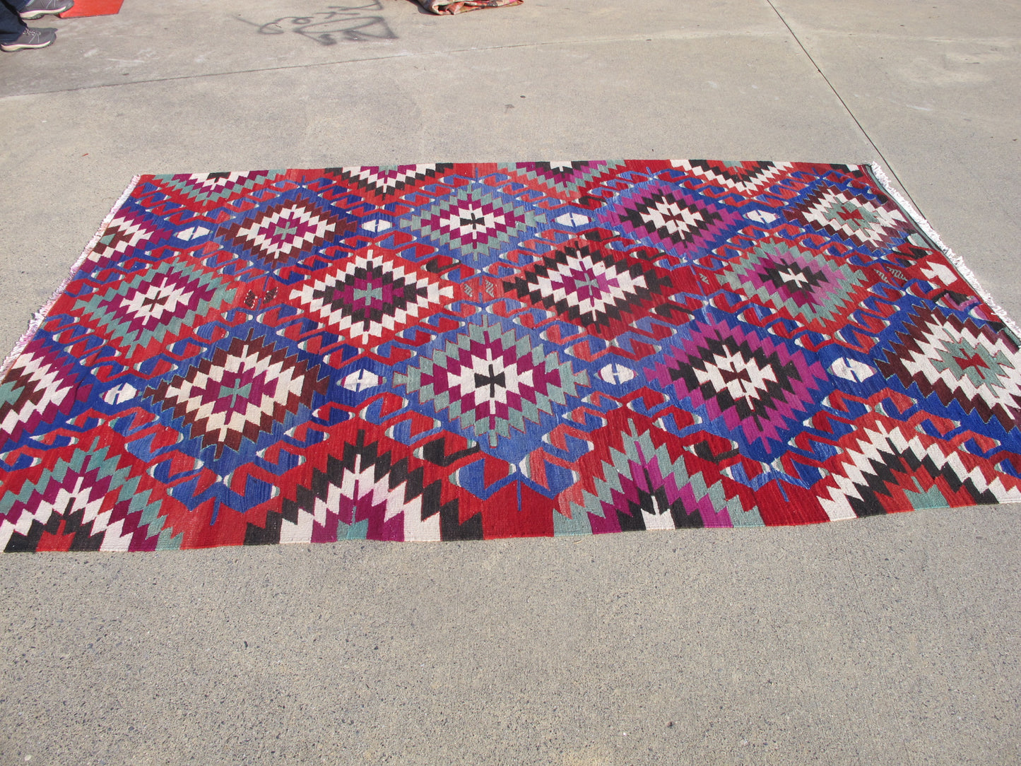 Vintage Turkish Large Kilim Rug - Vibrant Red & Blue - 5'8'' x 8'8'' (173x266cm)