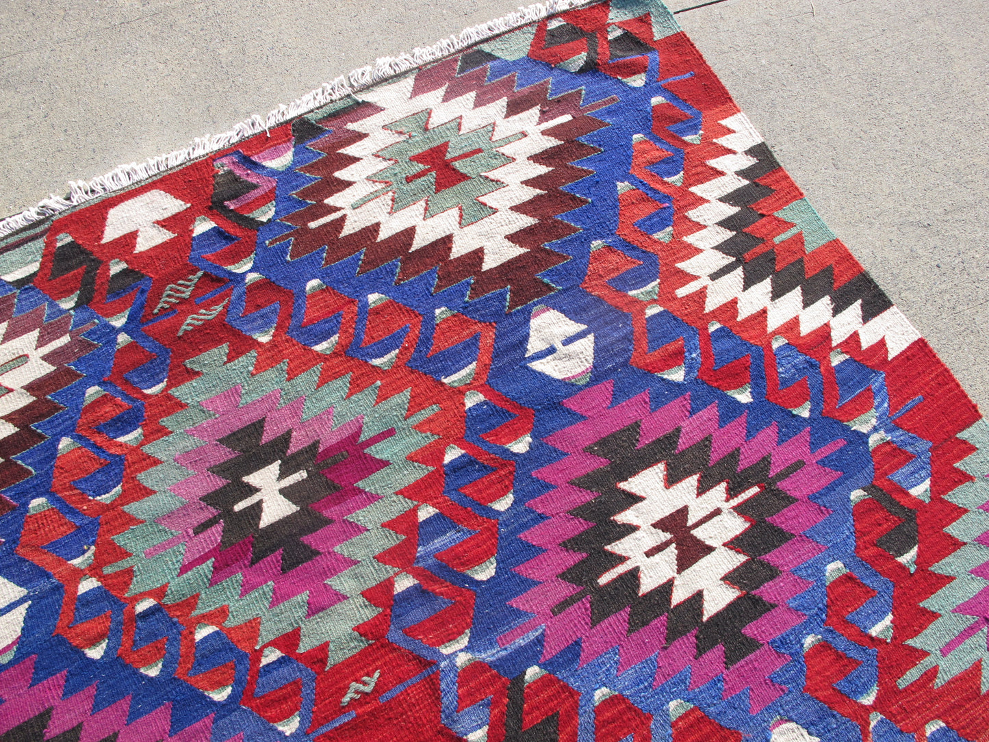 Vintage Turkish Large Kilim Rug - Vibrant Red & Blue - 5'8'' x 8'8'' (173x266cm)