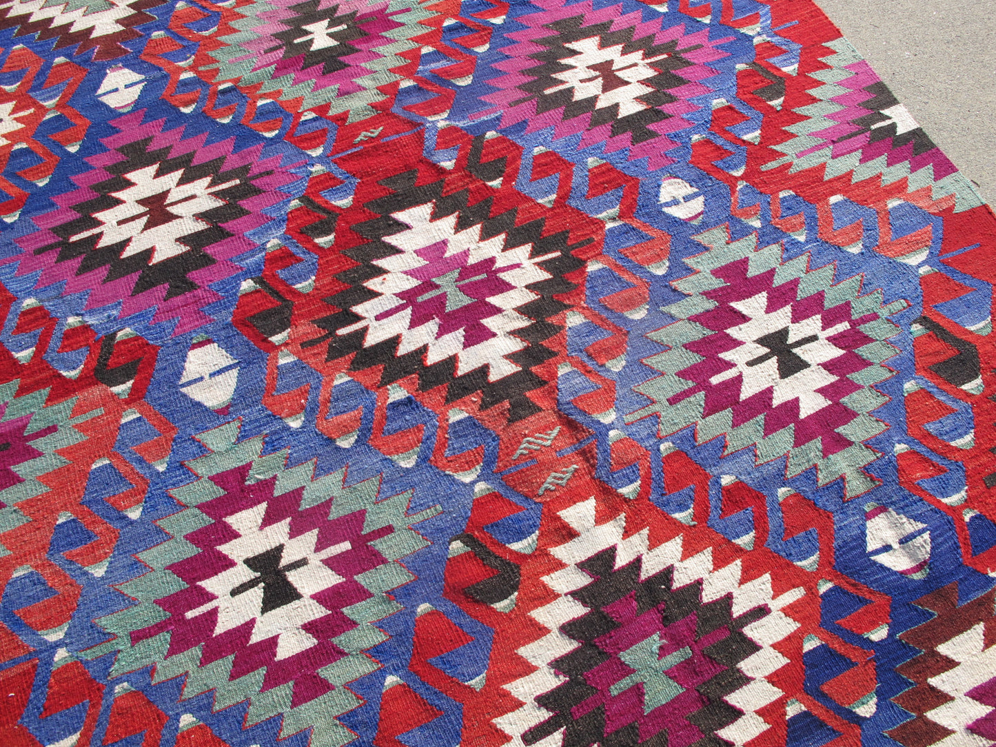 Vintage Turkish Large Kilim Rug - Vibrant Red & Blue - 5'8'' x 8'8'' (173x266cm)