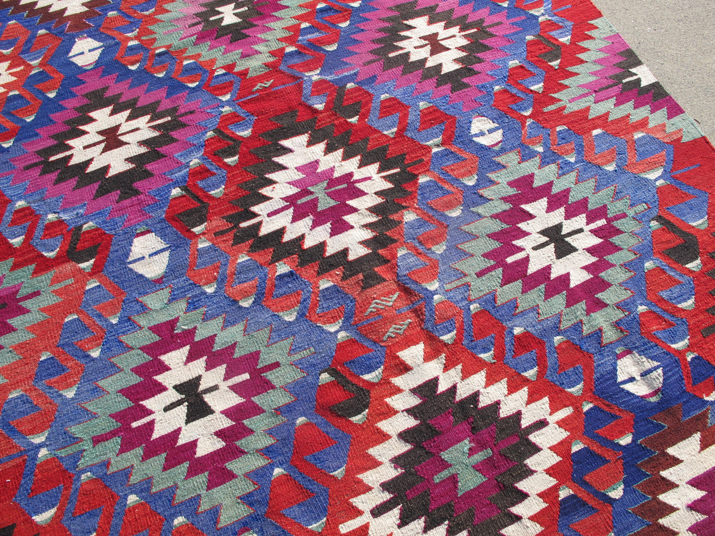 Vintage Turkish Large Kilim Rug - Vibrant Red & Blue - 5'8'' x 8'8'' (173x266cm)